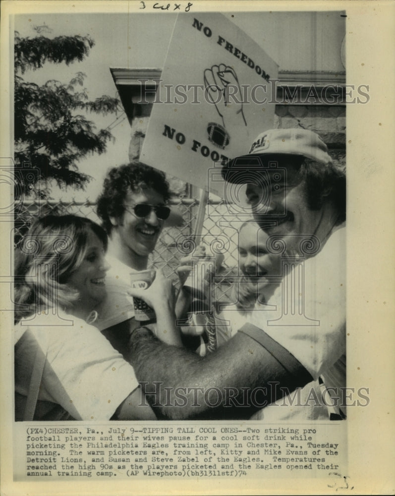 1974 Press Photo Striking players Evans and Zabel picket Eagles training camp - Historic Images