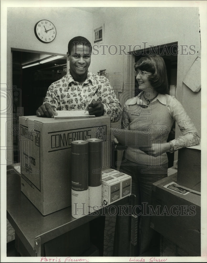 1977 Press Photo Parris Flowers and Linda Shaw take inventory. - hcs04375 - Historic Images