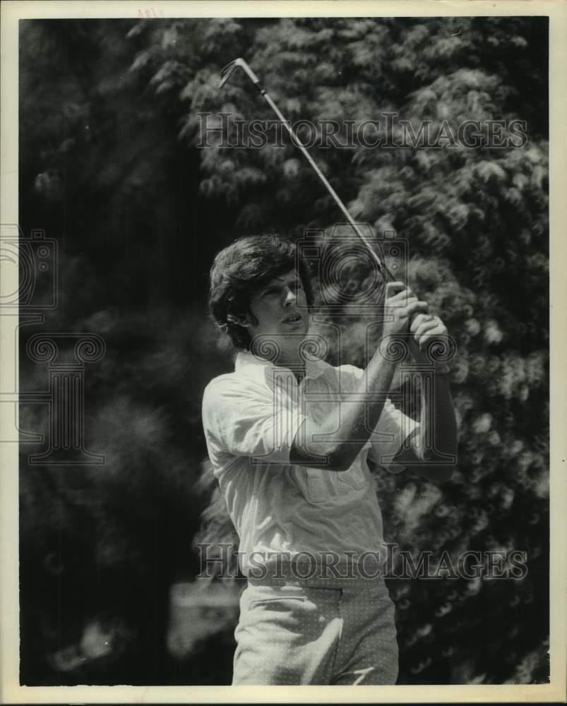 1973 Press Photo Golfer Danny Edwards keeps his eyes on the ball during match - Historic Images
