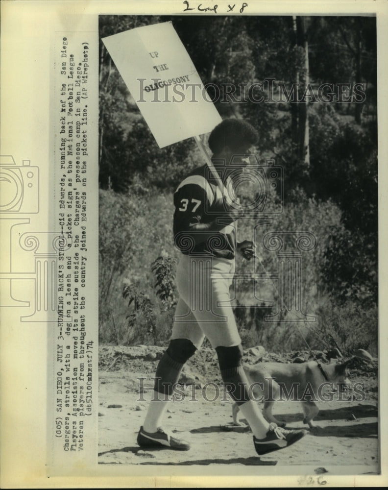 1974 Press Photo San Diego&#39;s Cid Edwards walks picket line as NFLPA strike - Historic Images