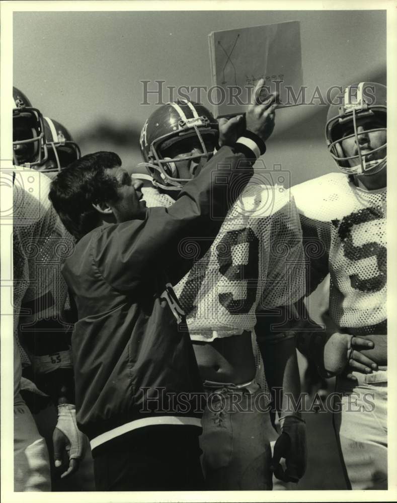 1979 Press Photo Houston Coach Jim Elam diagrams offensive plays in huddle - Historic Images