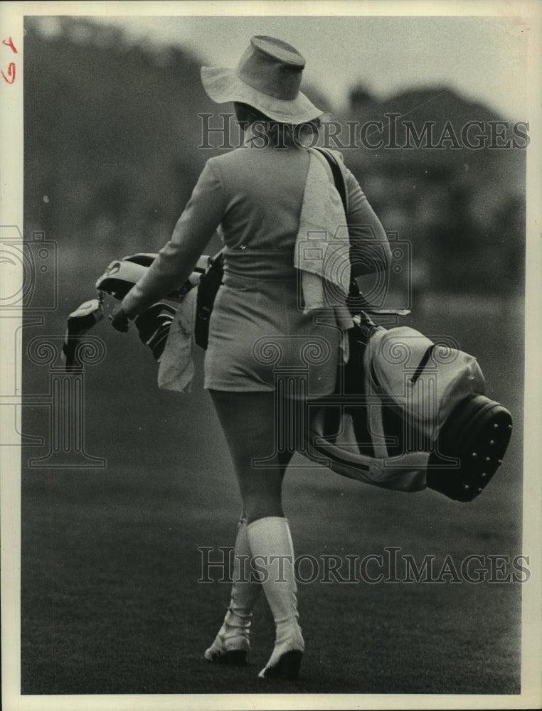 1973 Press Photo Karen Byars, caddie for Ray Murillo, only female caddy.- Historic Images