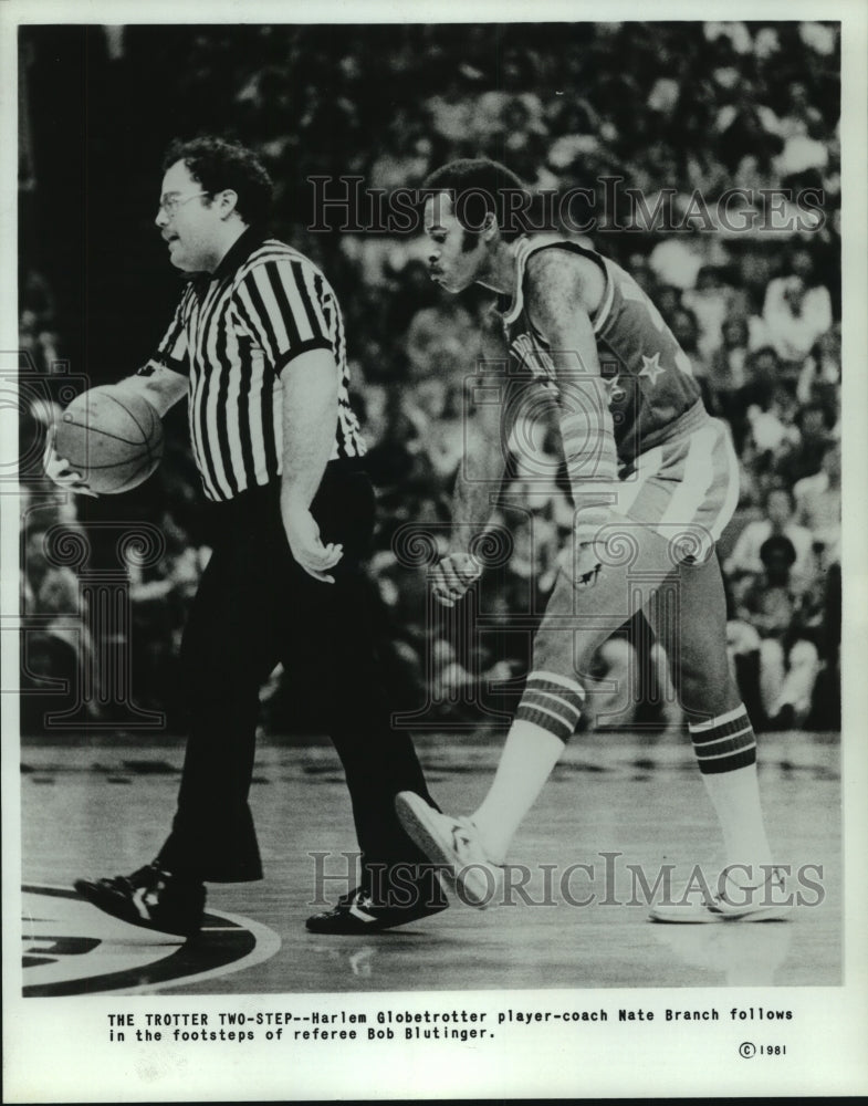 1981 Press Photo Harlem Globetrotter Nate Branch mocks referee Bob Blutinger. - Historic Images