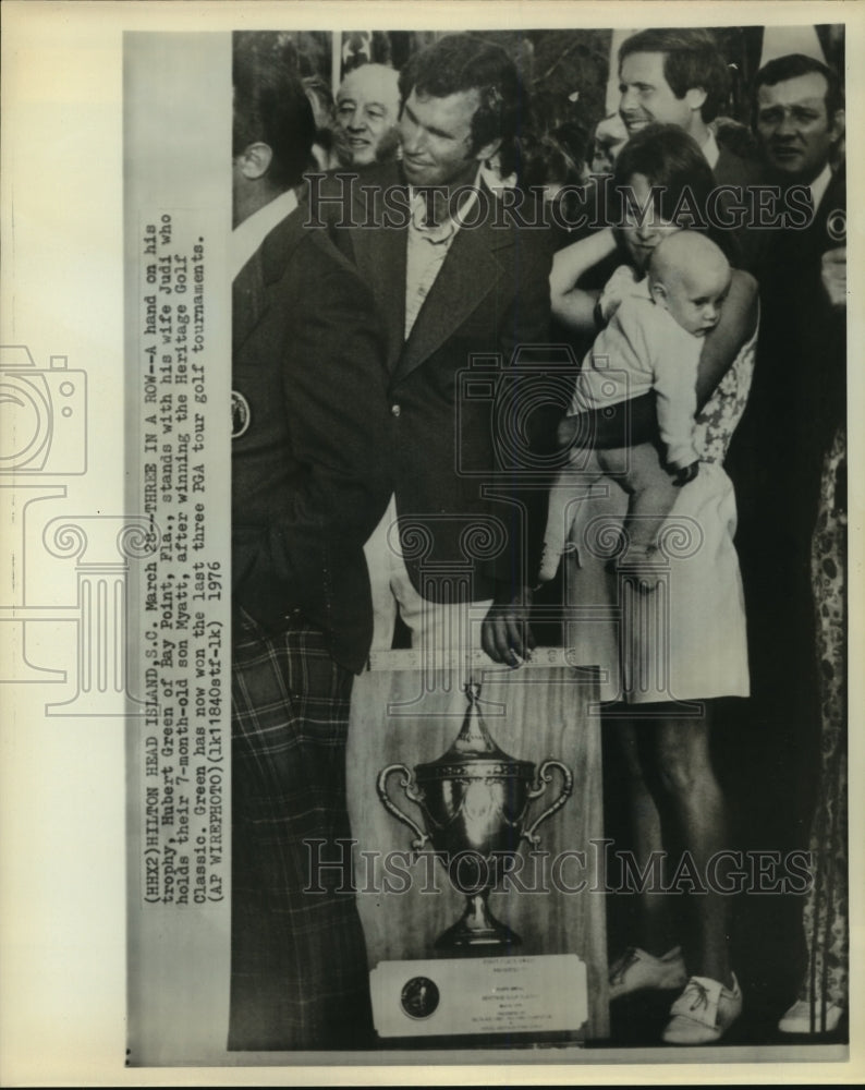 1976 Press Photo Golfer Hubert Green, wins Heritage poses with trophy, wife, son - Historic Images