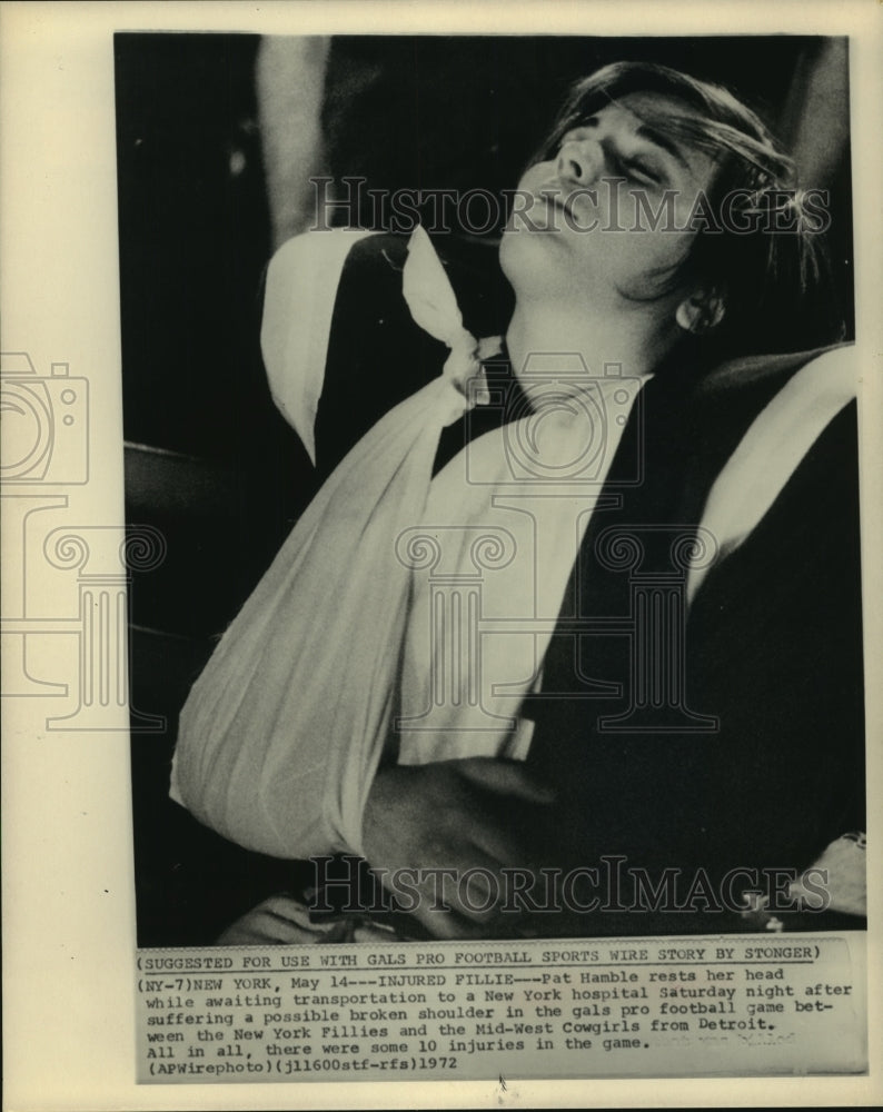 1972 Press Photo Women's pro football player Pat Hamble injures shoulder in game - Historic Images