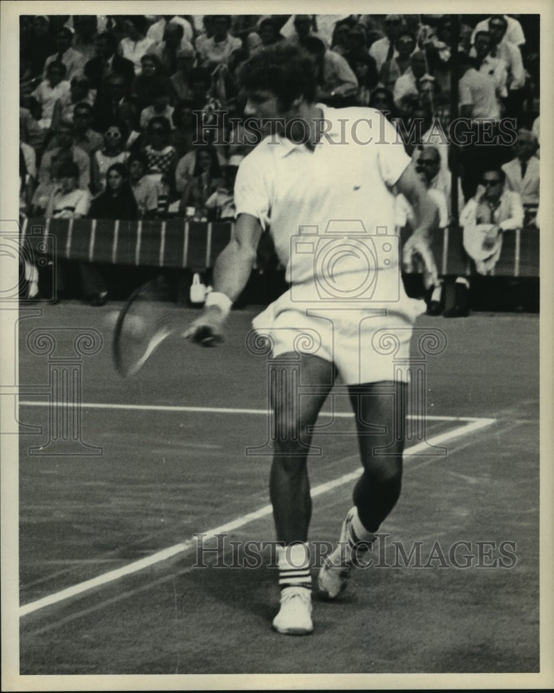 1970 Press Photo Professional tennis player Clark Graebner hits a backhand. - Historic Images