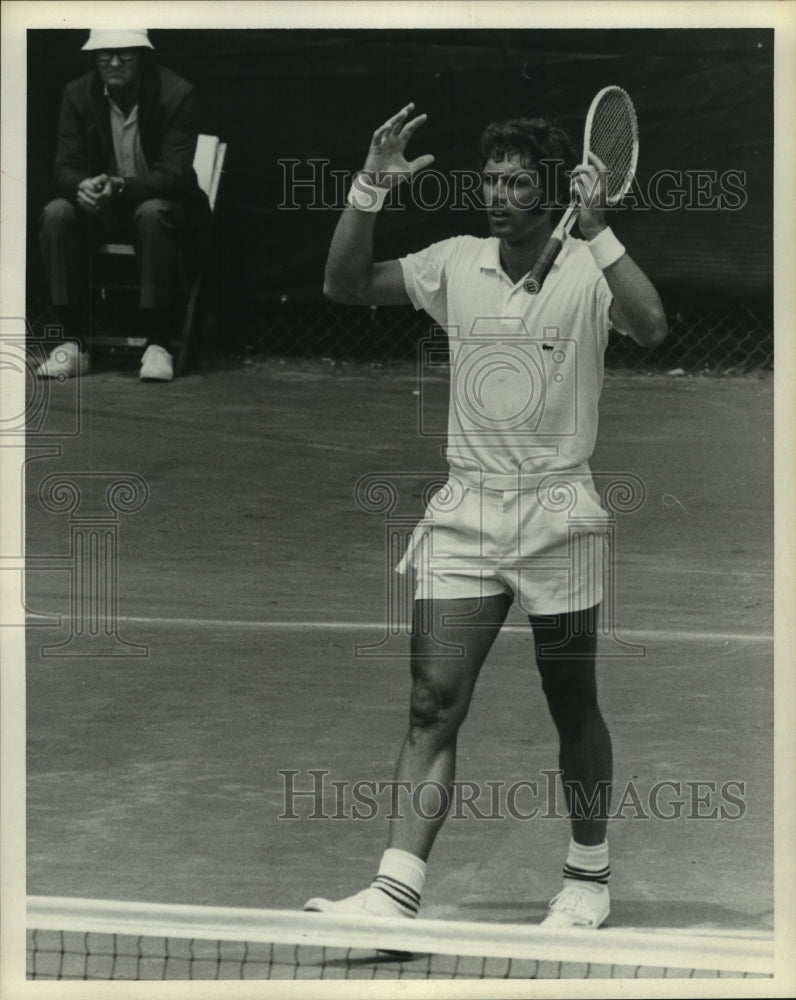 1972 Press Photo Professional tennis player Clark Graebner is up in arms. - Historic Images