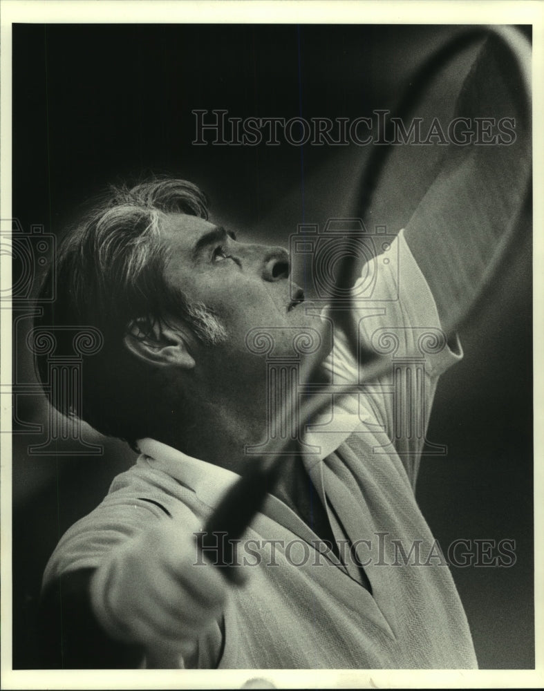 1980 Press Photo Tennis player Poncho Gonzales serves at Father/Son Championship - Historic Images