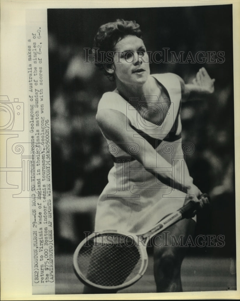 1976 Press Photo Evonne Goolagong hits return at Boston Indoor Tennis Tournament - Historic Images