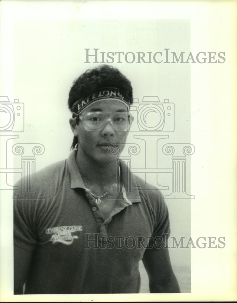 1987 Press Photo Man wearing headband and goggles on racquetball court. - Historic Images