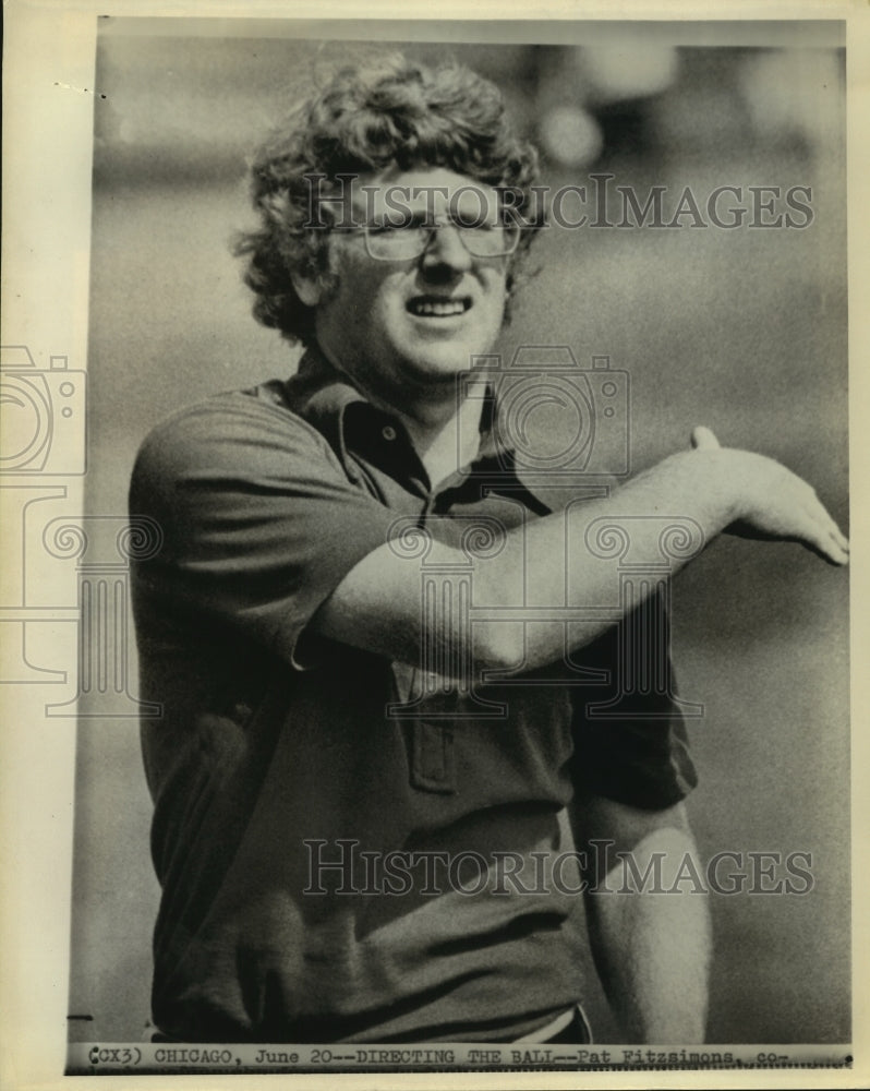 1975 Press Photo Pro golfer Pat Fitzsimons guides ball to the lead of U.S. Open- Historic Images