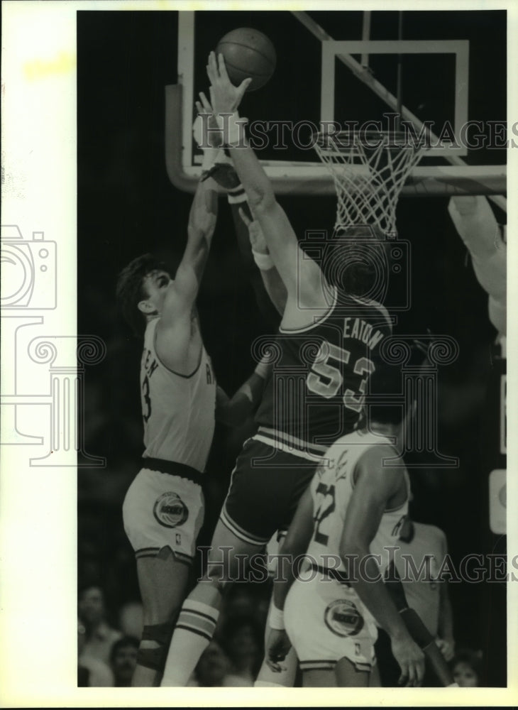 1986 Press Photo Utah Jazz&#39; center Mark Eaton hook shot over Jim Peterson.- Historic Images