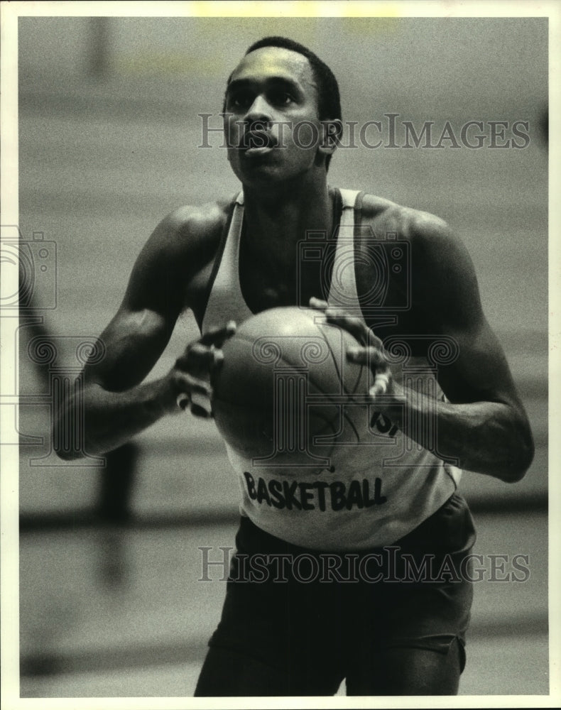 1984 Press Photo Houston Baptist University basketball player Matt England - Historic Images