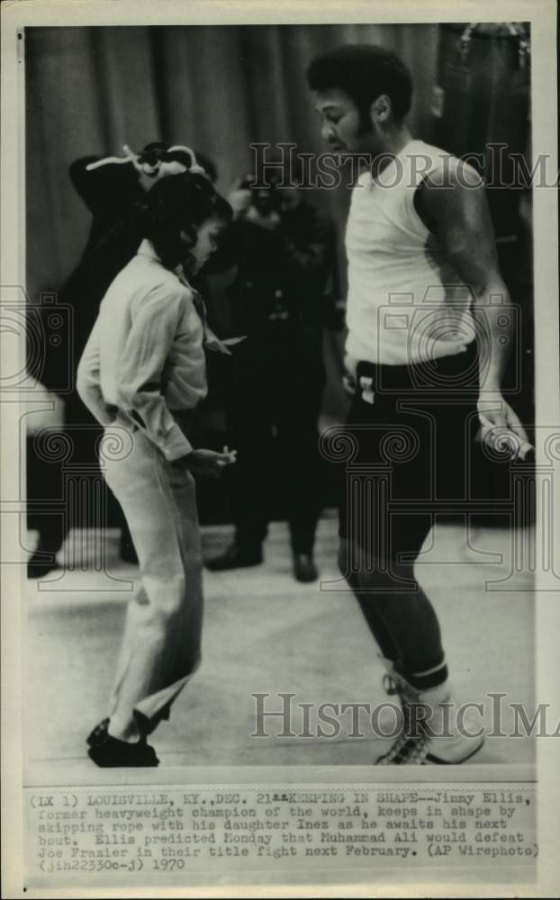 1970 Press Photo Boxer Jimmy Ellis skips rope with daughter Inez in Louisville - Historic Images