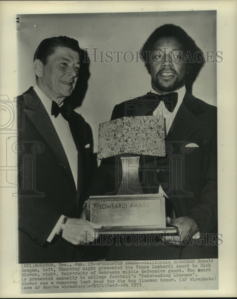1973 Press Photo CA. Governor Ronald Reagan awards Lombardi to Rich Glover. - Historic Images