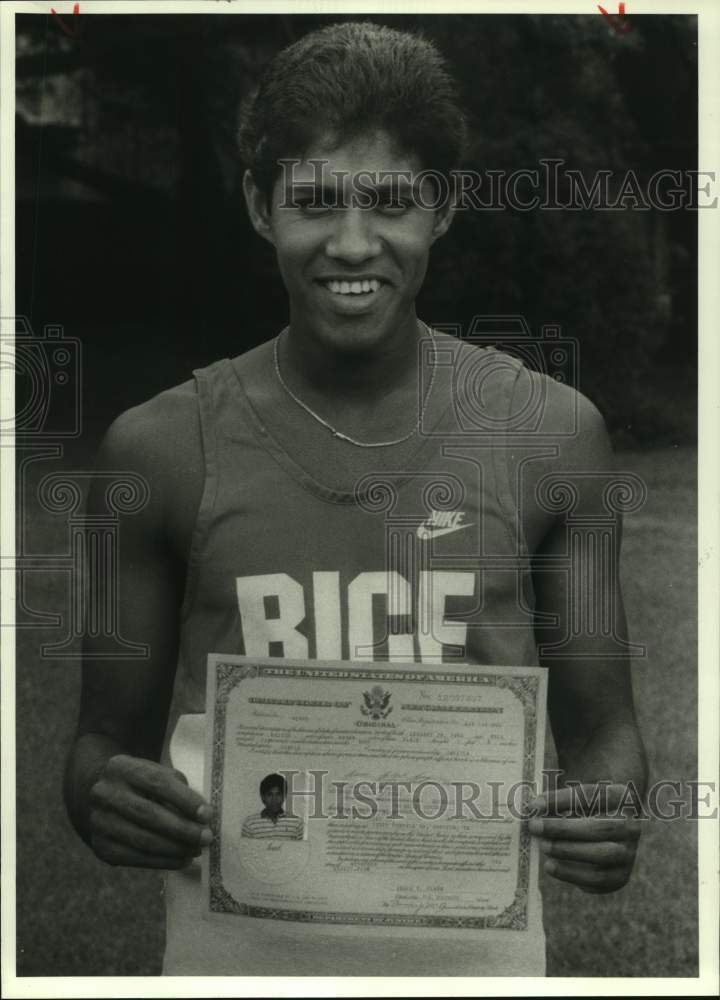 1985 Press Photo Rice track athlete Gawain Guy with his citizenship certificate - Historic Images