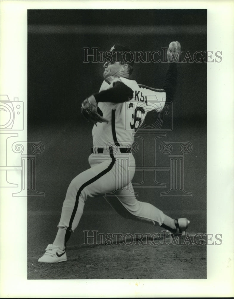 1990 Press Photo Houston Astros&#39; pitcher Bill Gullickson fires from the mound.- Historic Images