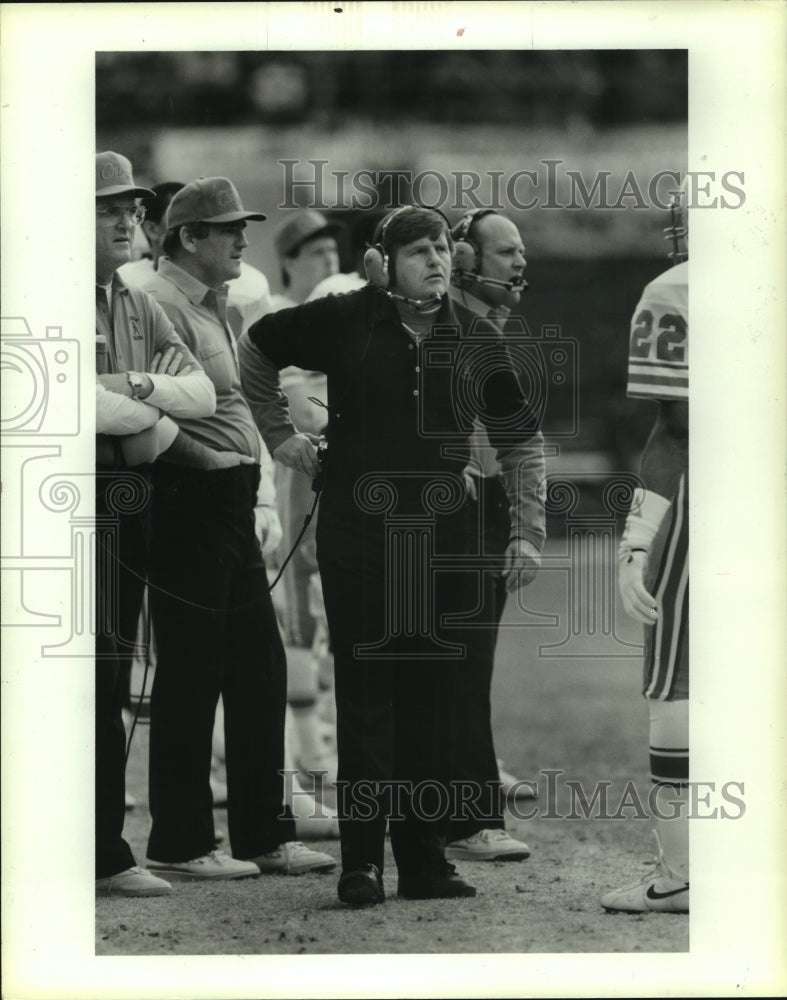 1988 Press Photo Houston Oilers&#39; Jerry Glanville roams the sideline. - Historic Images