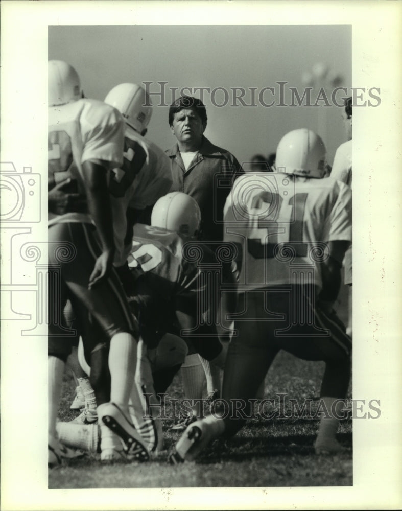 1987 Press Photo Houston Oilers&#39; Jerry Glanville watches players practice - Historic Images