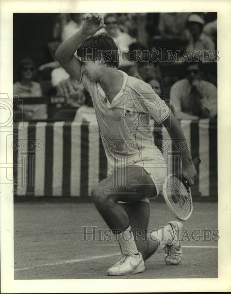 1982 Press Photo Houston tennis player Sammy Giammalva drops to knee at tourney. - Historic Images