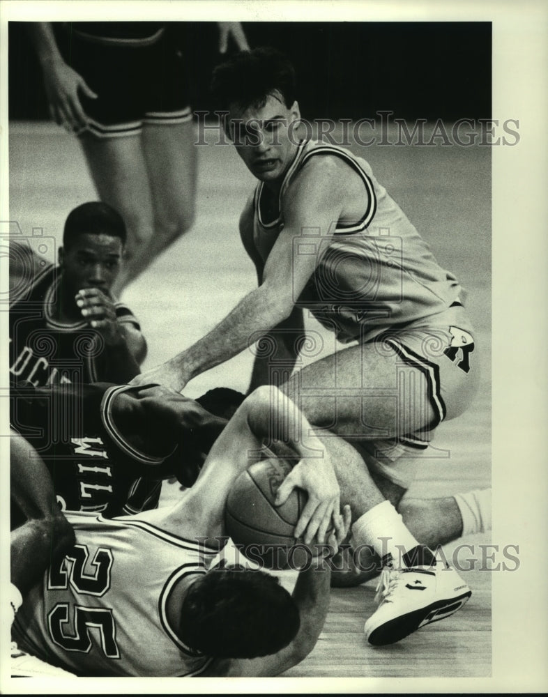 1986 Press Photo Rice University&#39;s Richard Holmes grabs the loose basketball.- Historic Images