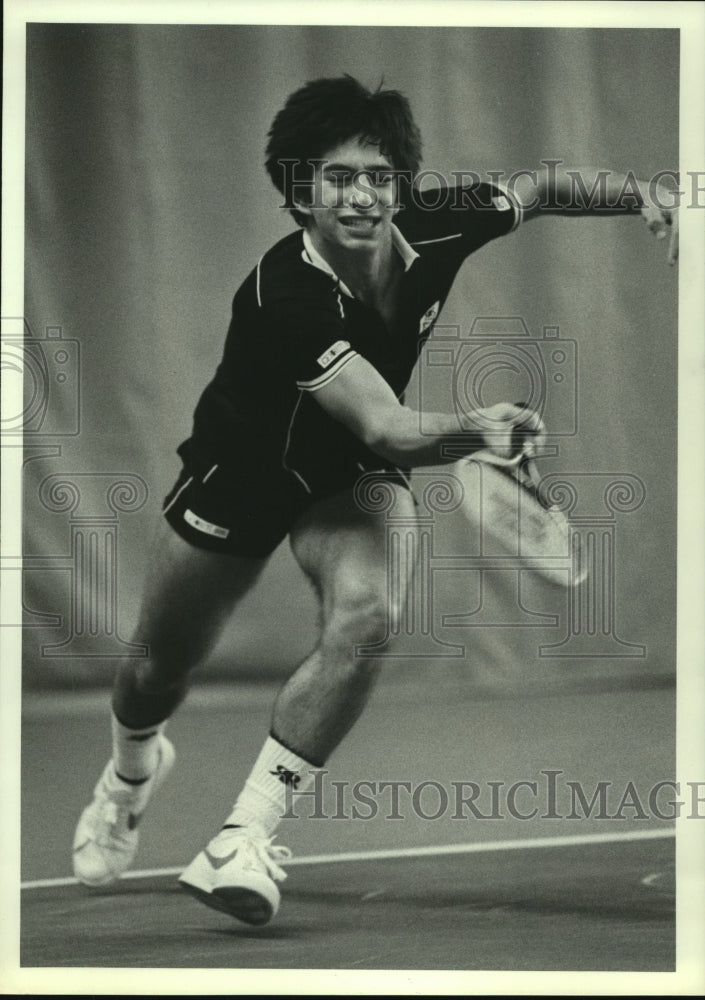 1981 Press Photo Professional tennis player Sammy Giammalva chases down ball.- Historic Images