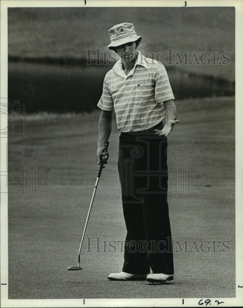 1977 Press Photo Golfer Jay Friedman appears to question his ball on 16th green.- Historic Images