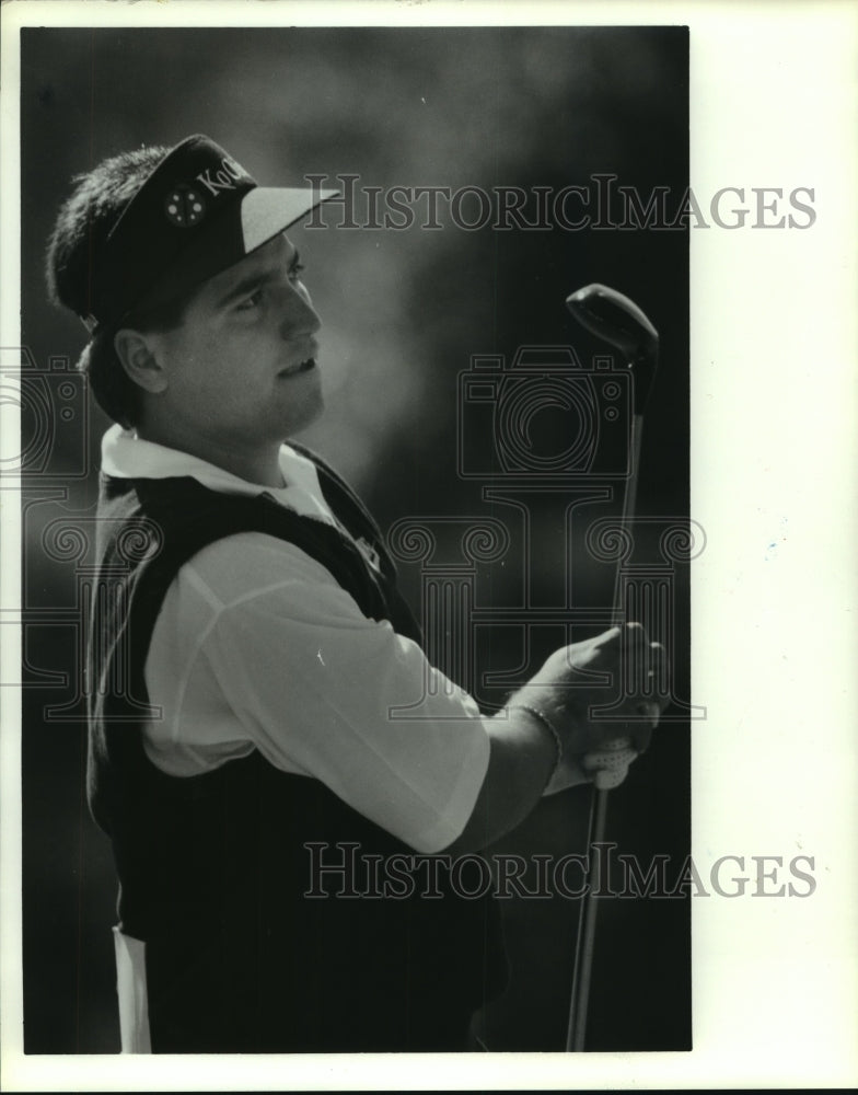 1990 Press Photo Professional golfer Robert Gamez watches his shot. - hcs05103 - Historic Images
