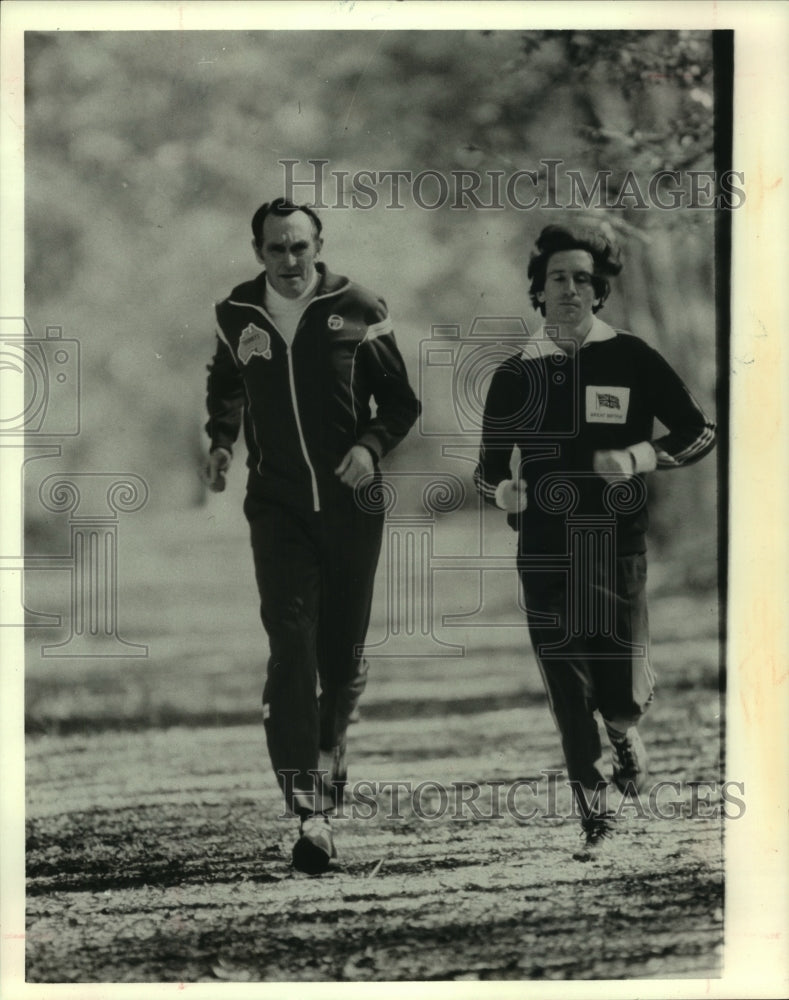 1980 Press Photo Bill Emmerton and Chris Stewart run in Houston&#39;s Memorial Park. - Historic Images