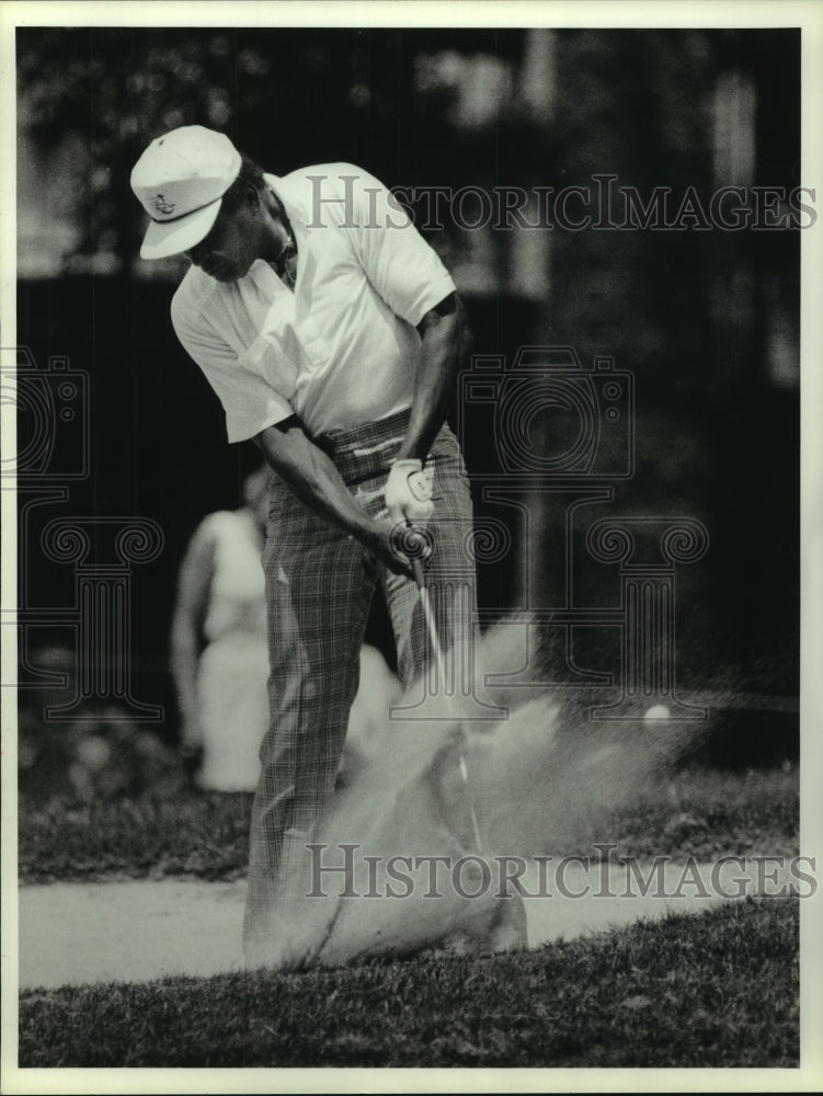 1987 Press Photo Charlie Pride chips from bunker during Pro-Am Golf tournament.- Historic Images