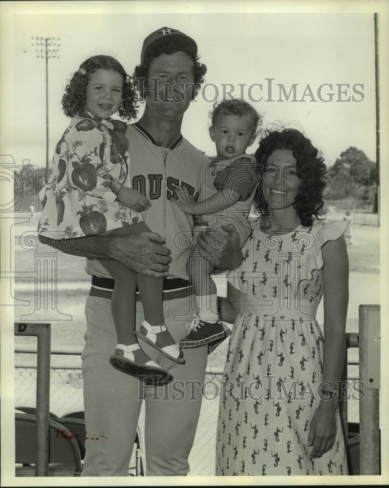 1974 Press Photo Houston Astros baseball player Bob Gallagher and his family.- Historic Images