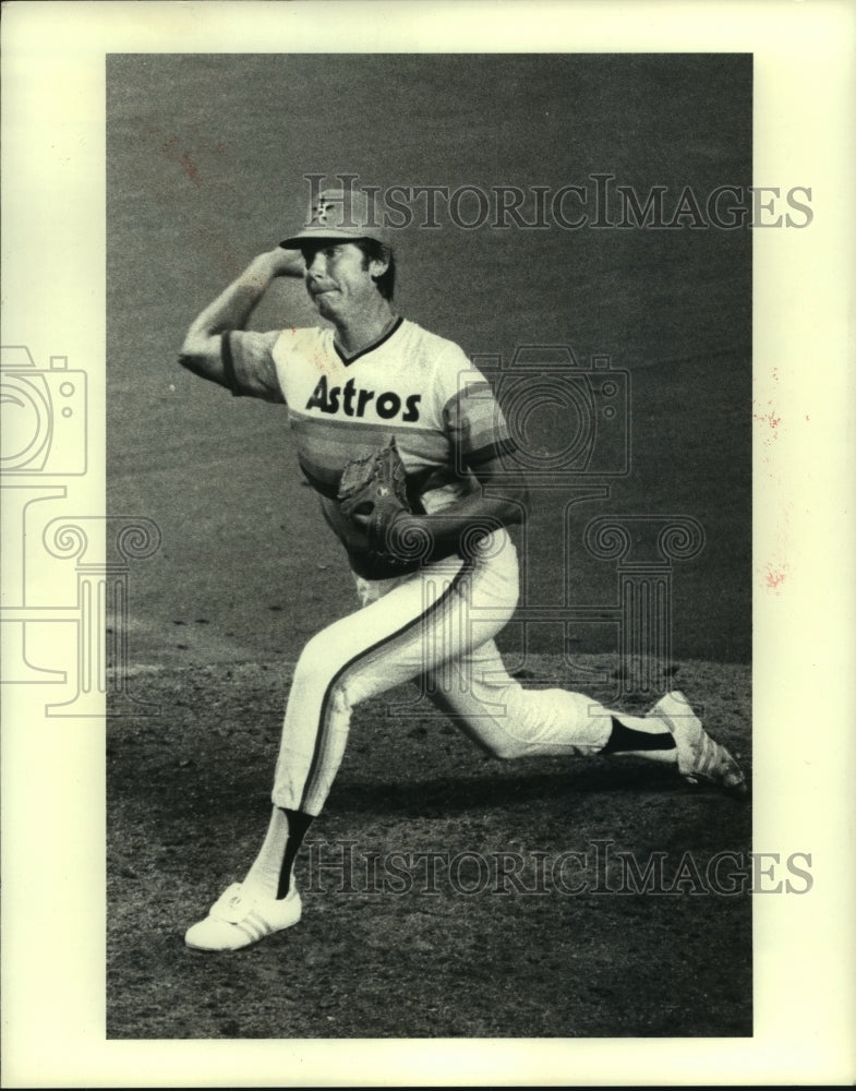 1979 Press Photo Houston Astros pitcher Ken Forsch on the mound. - hcs05184- Historic Images