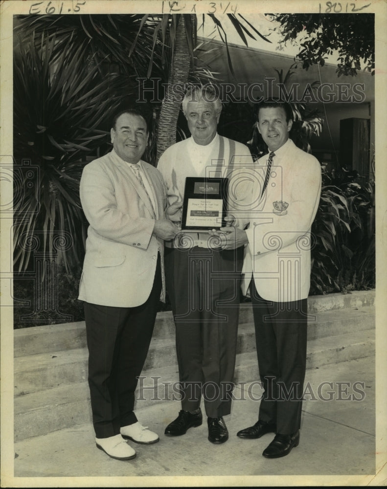 1969 Press Photo Men display golf plaque, Kings Inn and Golf Club, Freeport, TX- Historic Images