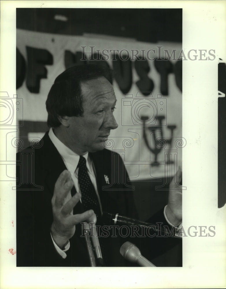 1986 Press Photo Houston basketball coach Pat Foster press conference.- Historic Images