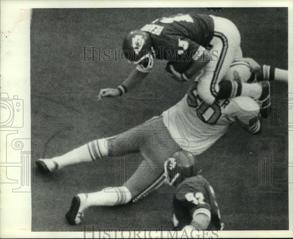 1975 Press Photo Houston Oilers&#39; Ed Fisher makes tackle on punt return - Historic Images