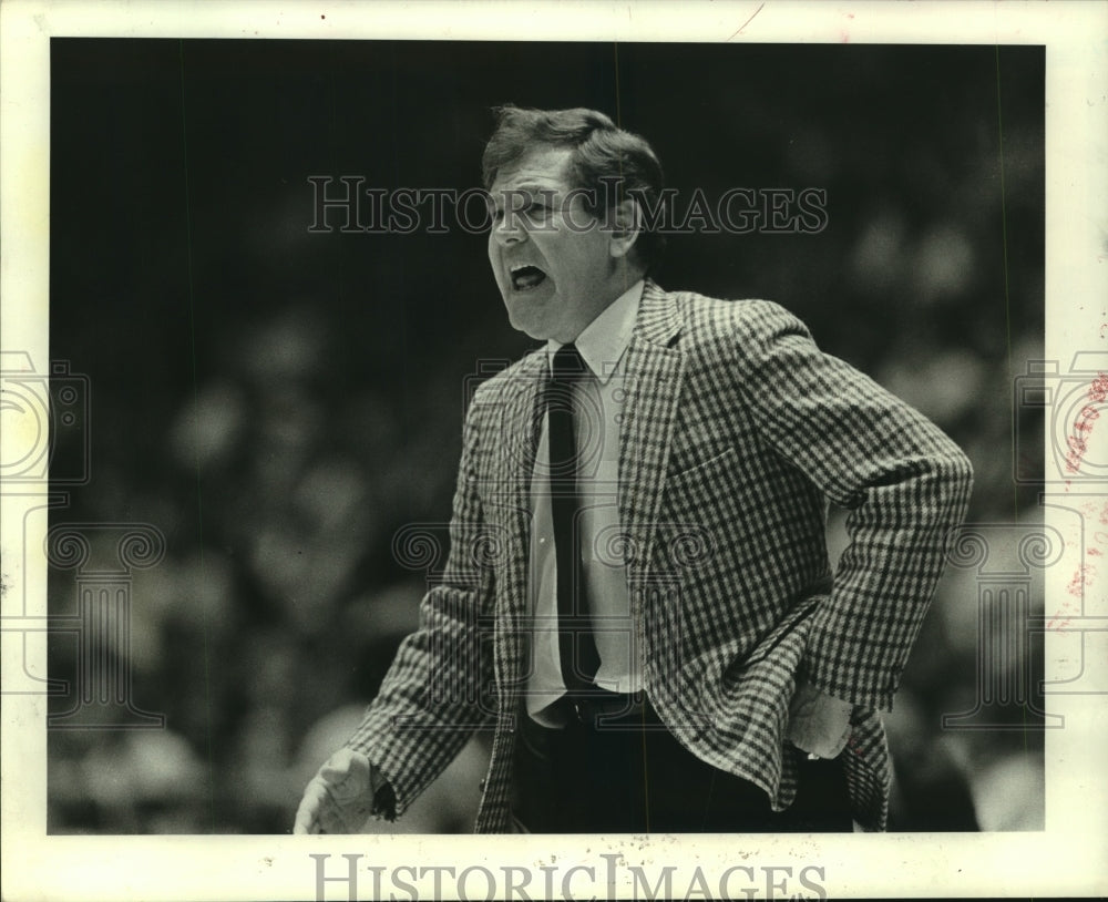 1988 Press Photo Houston Rockets Bill Fitch proves he can talk to himself. - Historic Images