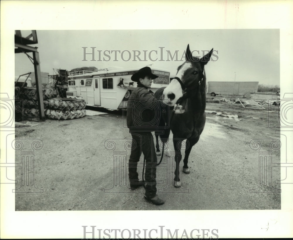 1987 Press Photo Rodeo Performer Dan Eddleman with his horse, Socks. - hcs05356 - Historic Images