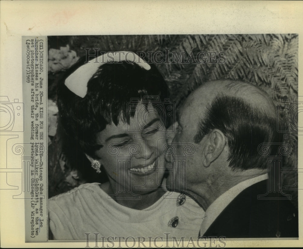 1969 Press Photo Chicago Cubs manager Leo Durocher kisses his new bride.- Historic Images