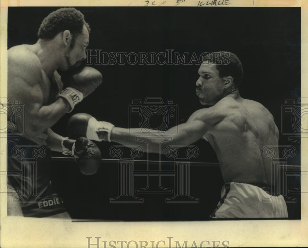 1970 Press Photo Boxer Willis Earls in a heated battle in the ring. - hcs05469 - Historic Images