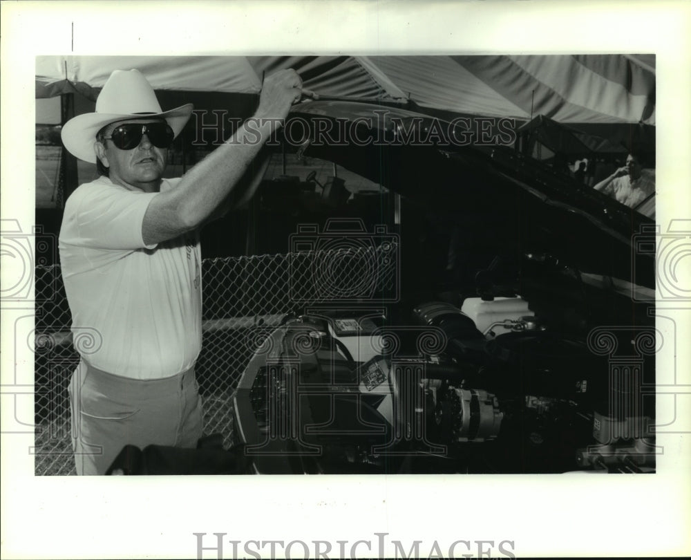 1989 Press Photo Houston Oilers coach Jerry Glanville takes look under the hood.- Historic Images