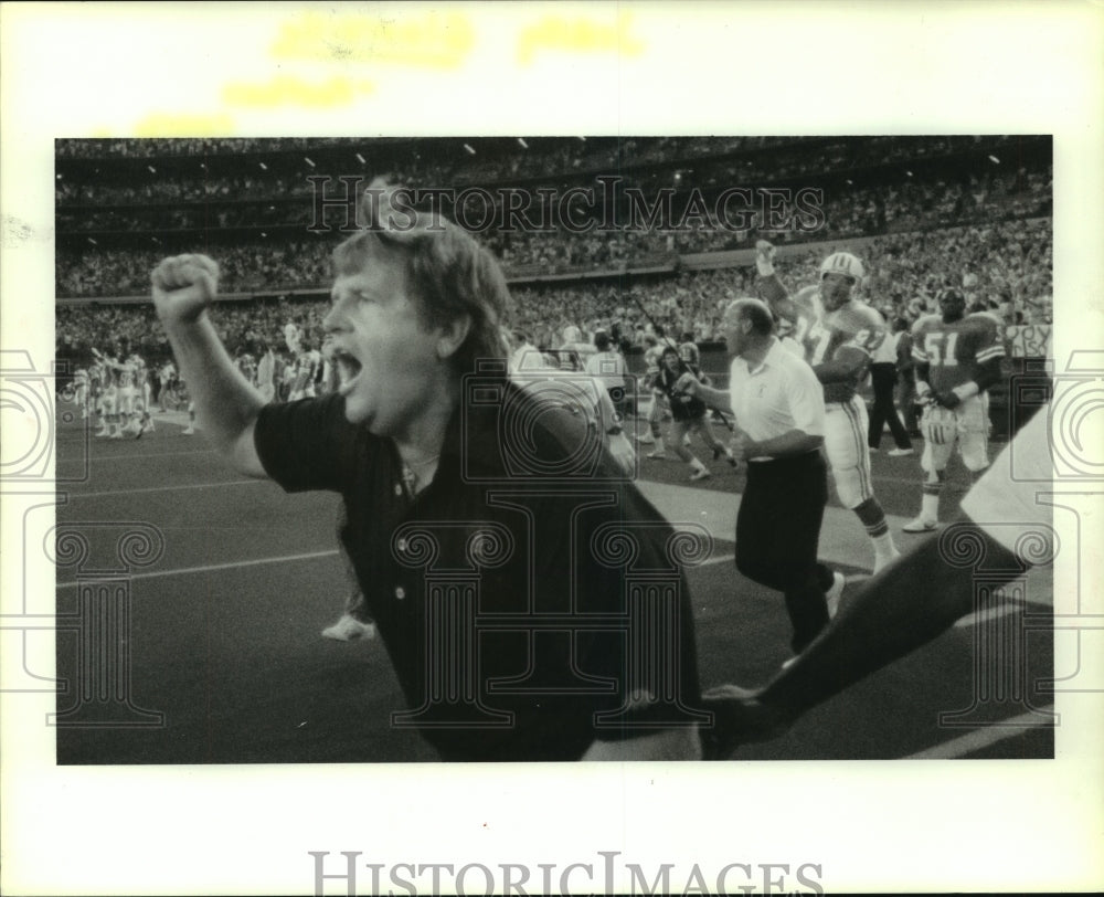 1988 Press Photo Houston Oilers coach Jerry Glanville celebrates win over LA. - Historic Images