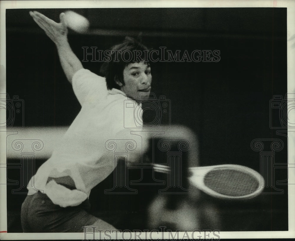 1977 Press Photo Professional tennis player Tony Giammalva hits backhand. - Historic Images