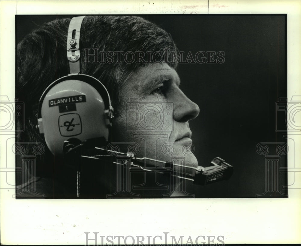 1987 Press Photo Houston Oilers coach Jerry Glanville wears headset on sideline. - Historic Images