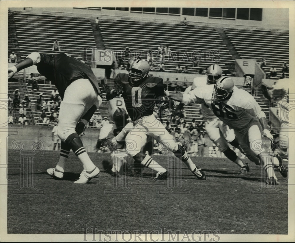 1973 Press Photo New England Patriots running back Paul Gipson at practice. - Historic Images