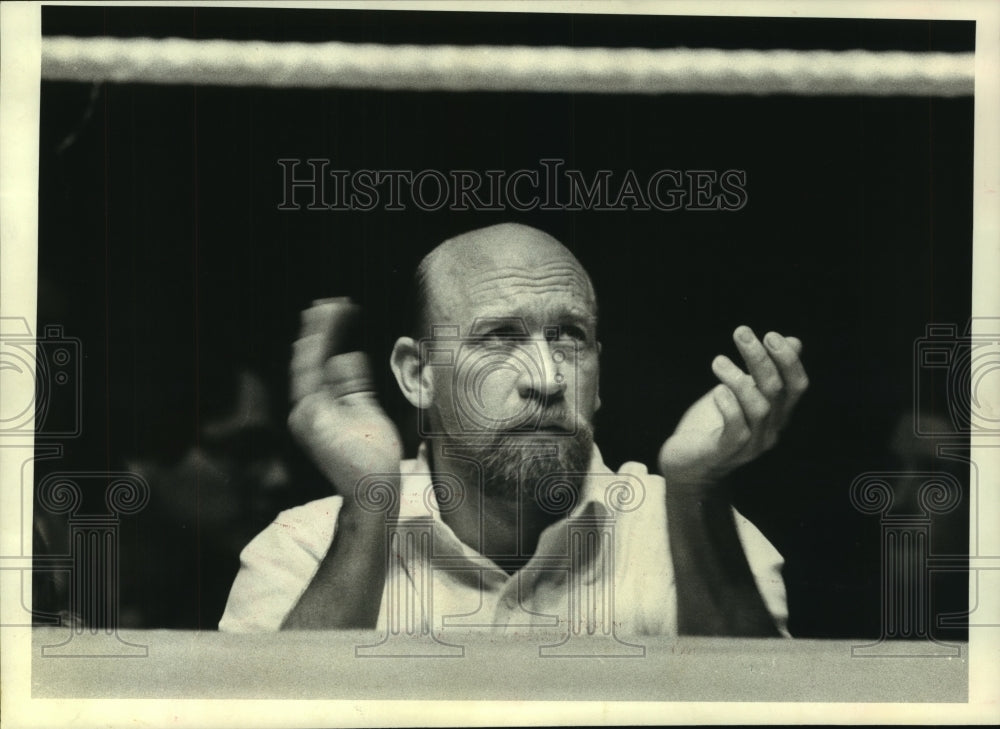 1980 Press Photo Golden Gloves boxing referee David Duke watches from ringside.- Historic Images