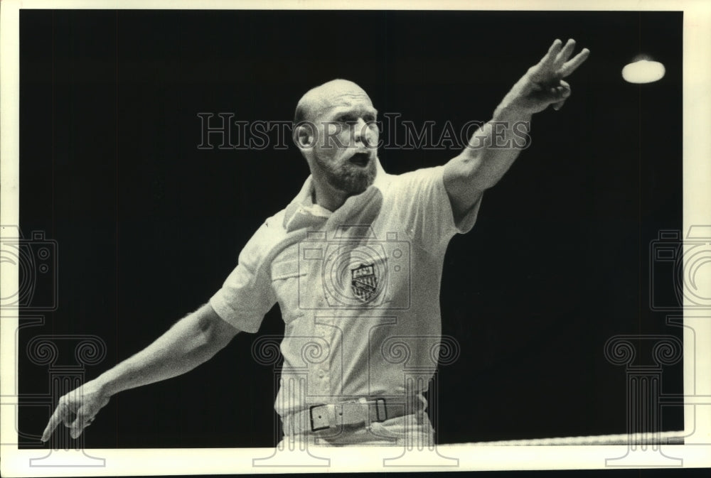 1980 Press Photo Golden Gloves boxing referee David Duke indicates 3rd round.- Historic Images