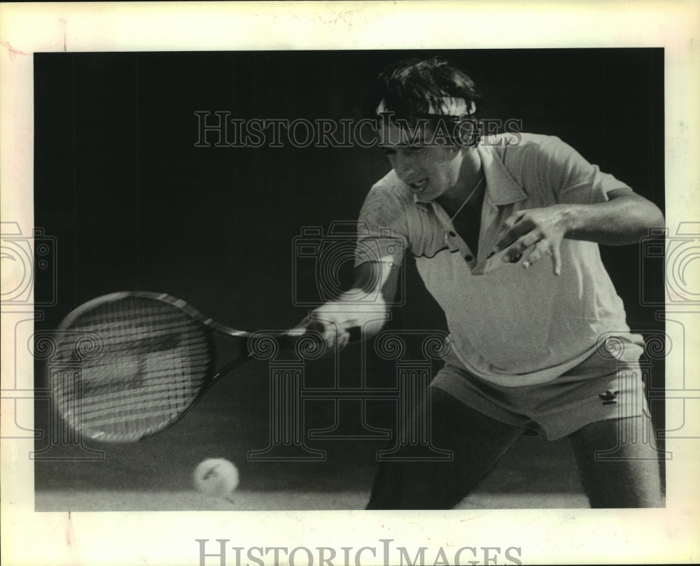 1981 Press Photo Professional tennis player Sammy Giammalva Jr. hits a forehand. - Historic Images