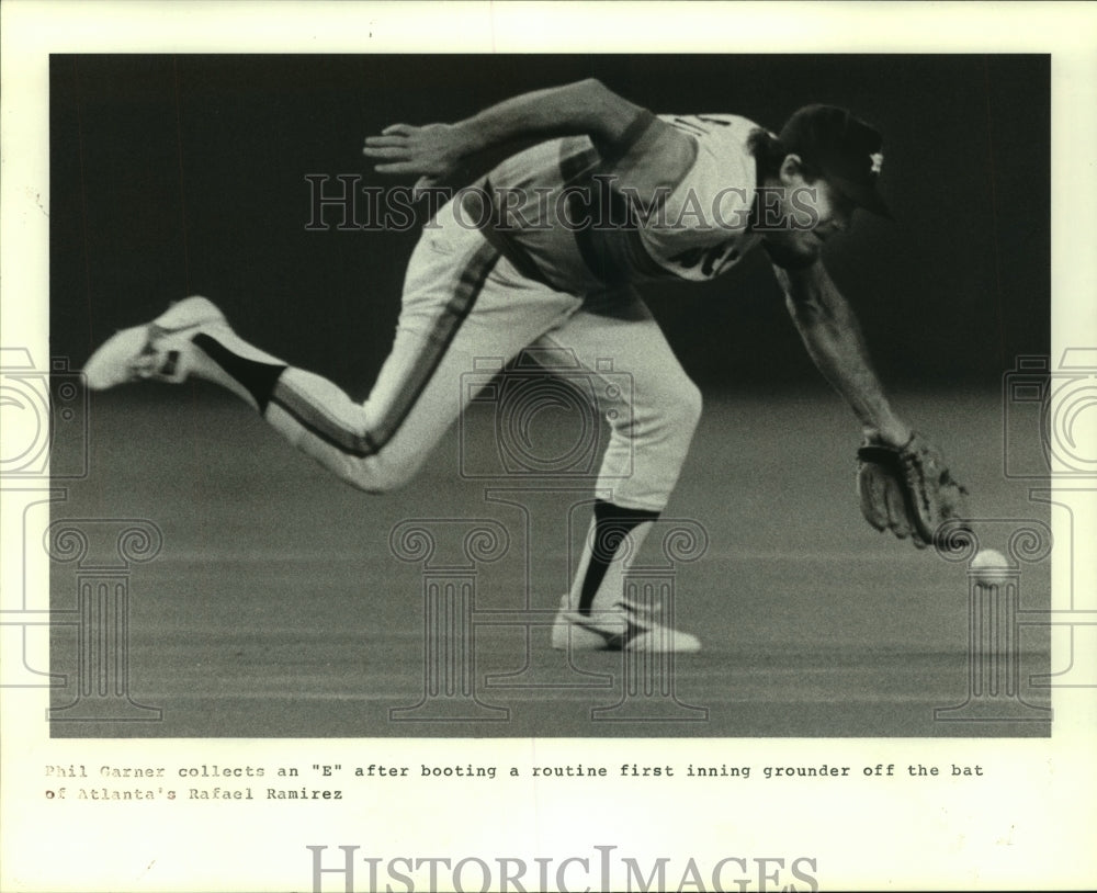 1985 Press Photo Houston Astros&#39; Phil Garner collects an &quot;E&quot; for booting ball. - Historic Images