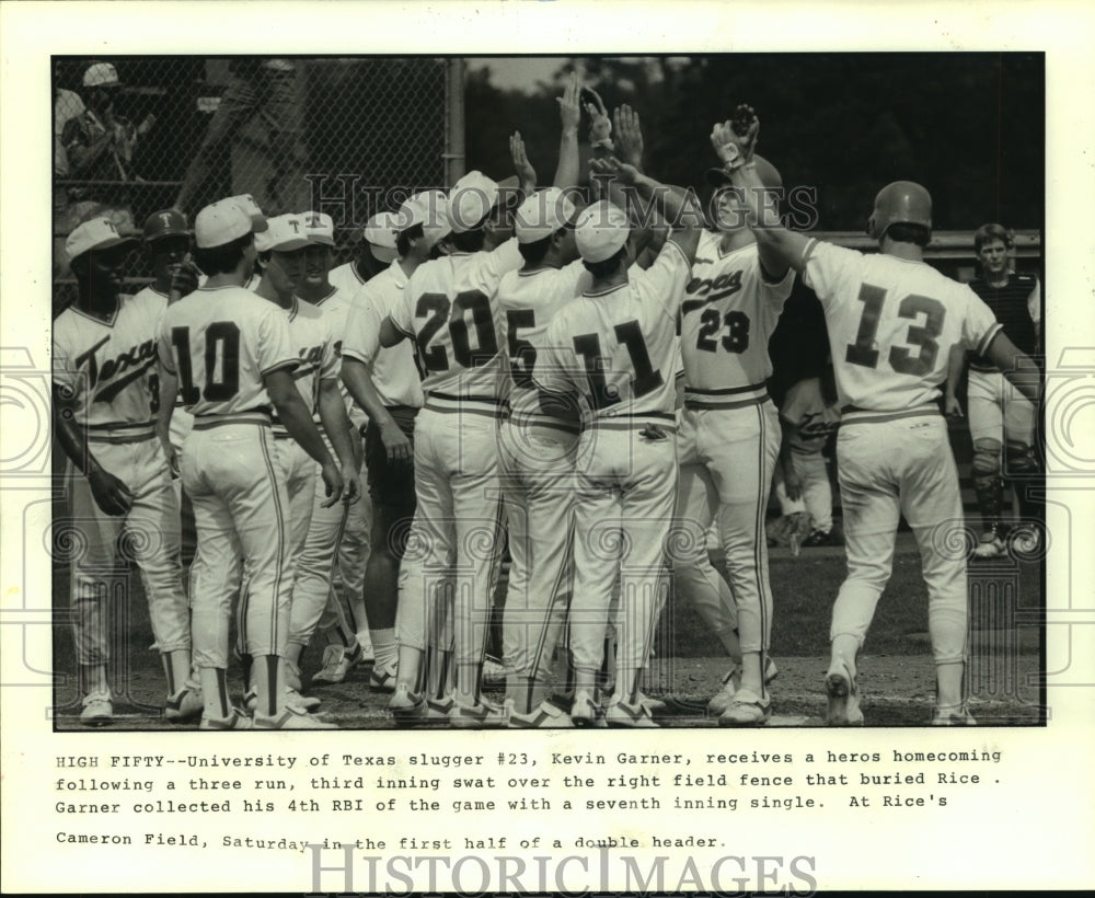 1986 Press Photo Texas slugger Kevin Garner gets &quot;High-Fifty&quot; after home run - Historic Images