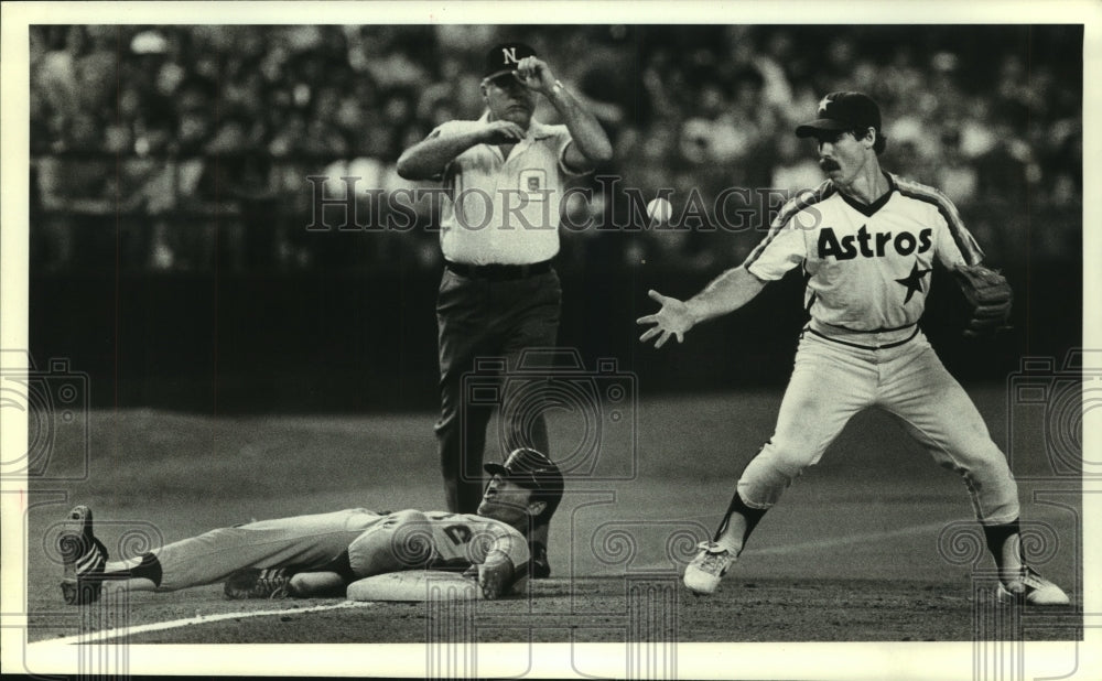 1983 Press Photo Houston Astros' Phil Garner bobbles the throw from center field- Historic Images